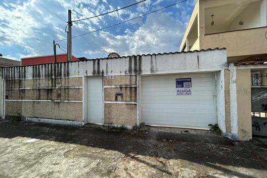 Fachada + placa de casa para alugar com 3 quartos, 500m² em Marechal Hermes, Rio de Janeiro