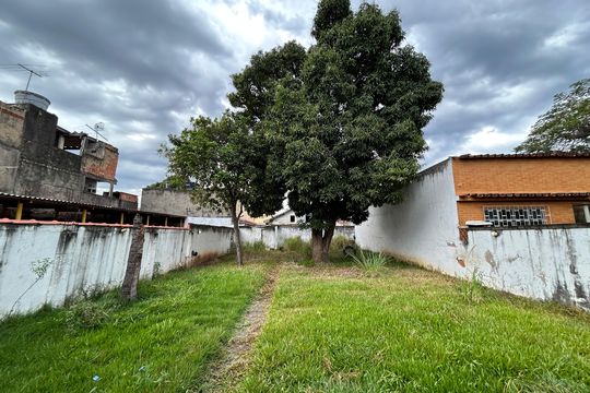 Quintal de casa para alugar com 3 quartos, 500m² em Marechal Hermes, Rio de Janeiro