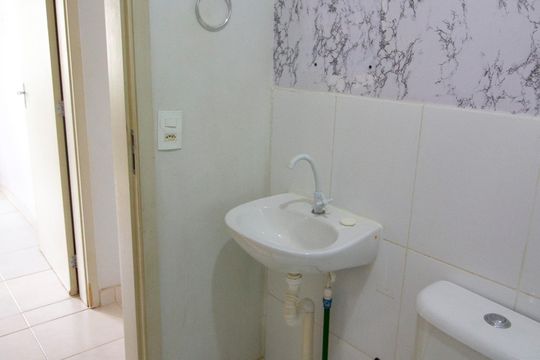 Banheiro de apartamento para alugar com 2 quartos, 60m² em Santa Maria, Brasília