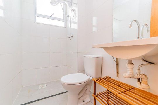 Banheiro de apartamento para alugar com 2 quartos, 48m² em Chácara das Pedras, Porto Alegre