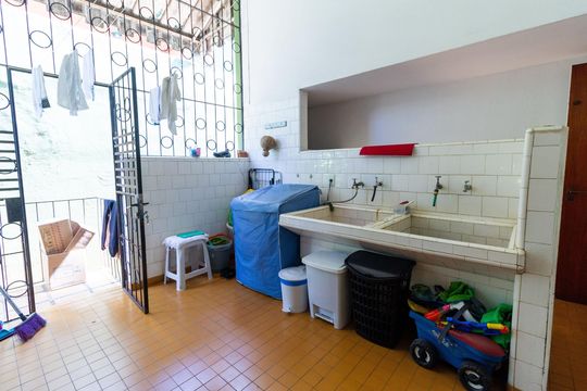 Área de serviço de casa à venda com 3 quartos, 400m² em Lapa, São Paulo