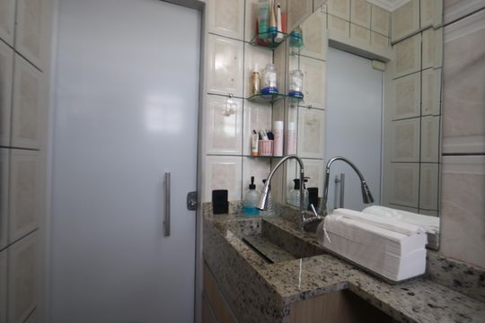 Banheiro de apartamento à venda com 2 quartos, 56m² em Jardim Santa Adelia, São Paulo