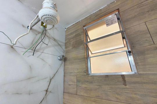 Banheiro de casa de condomínio para alugar com 2 quartos, 70m² em Vargem Pequena, Rio de Janeiro