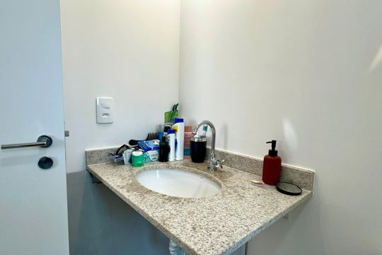 Banheiro da Suíte de kitnet/studio à venda com 1 quarto, 30m² em Pinheiros, São Paulo