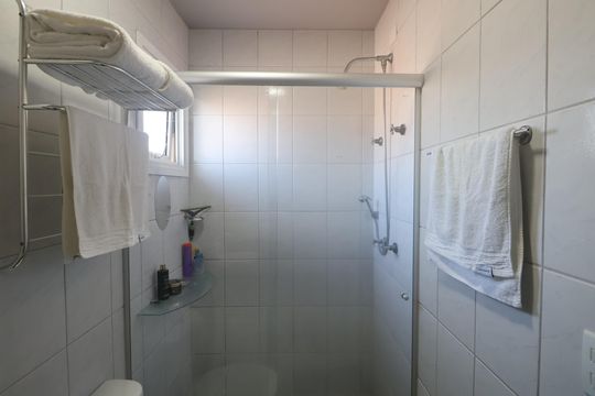 Banheiro de casa de condomínio à venda com 3 quartos, 106m² em Fátima, Canoas