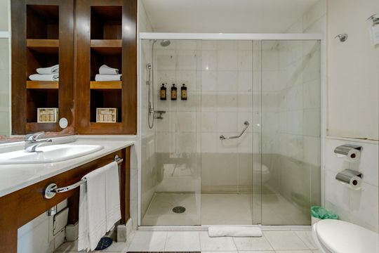 Banheiro de apartamento à venda com 1 quarto, 64m² em Paraíso, São Paulo