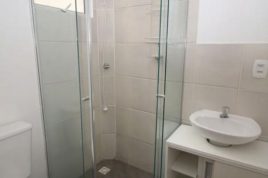 Banheiro de apartamento para alugar com 2 quartos, 48m² em Areal, Pelotas