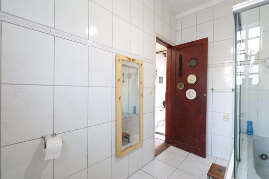 Banheiro  de casa à venda com 1 quarto, 230m² em Vila Ipojuca, São Paulo