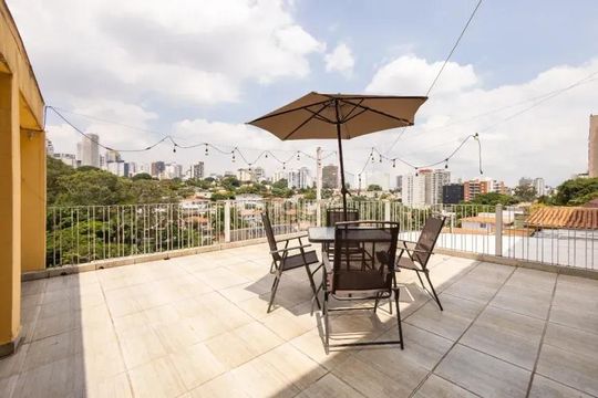 Área externa de casa à venda com 5 quartos, 256m² em Vila Madalena, São Paulo