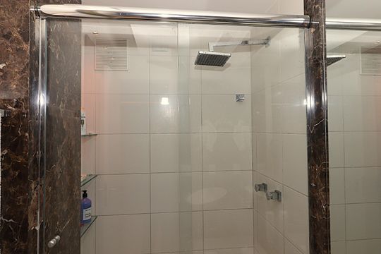 Banheiro de apartamento à venda com 1 quarto, 59m² em Petrópolis, Porto Alegre