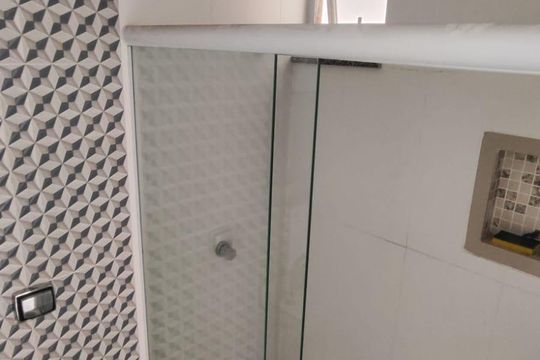 Banheiro de kitnet/studio para alugar com 1 quarto, 61m² em Ramos, Rio de Janeiro