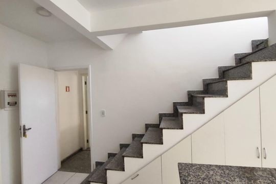 Escada de kitnet/studio para alugar com 1 quarto, 61m² em Ramos, Rio de Janeiro