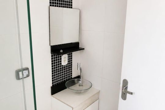 Banheiro de kitnet/studio para alugar com 1 quarto, 47m² em Ramos, Rio de Janeiro