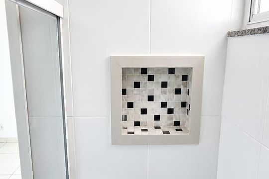 Banheiro de kitnet/studio para alugar com 1 quarto, 47m² em Ramos, Rio de Janeiro