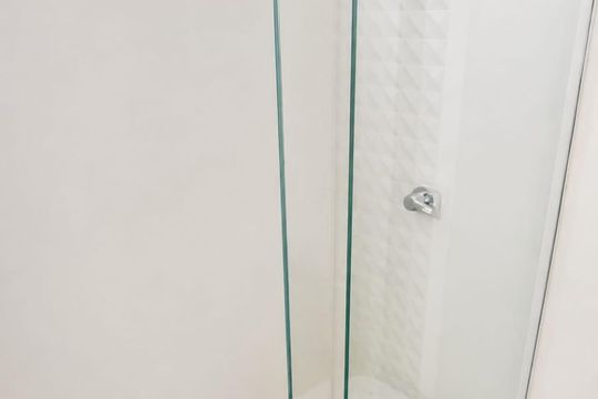 Banheiro de kitnet/studio para alugar com 1 quarto, 47m² em Ramos, Rio de Janeiro