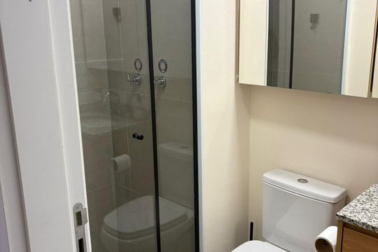 Banheiro de apartamento para alugar com 1 quarto, 29m² em Indianópolis, São Paulo