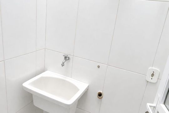 Área de serviço de kitnet/studio para alugar com 1 quarto, 50m² em Ramos, Rio de Janeiro