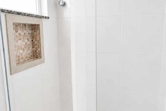 Banheiro de kitnet/studio para alugar com 1 quarto, 50m² em Ramos, Rio de Janeiro