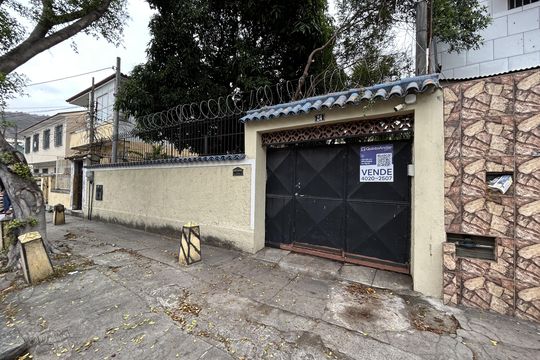 Fachada + placa de casa à venda com 4 quartos, 780m² em Piedade, Rio de Janeiro