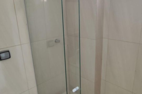Banheiro de kitnet/studio para alugar com 1 quarto, 30m² em Ramos, Rio de Janeiro