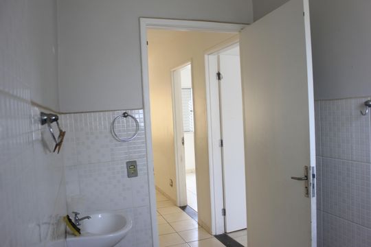 Banheiro social de apartamento para alugar com 2 quartos, 48m² em Vila Sadokim, Guarulhos