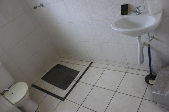 Banheiro social de apartamento para alugar com 2 quartos, 48m² em Vila Sadokim, Guarulhos