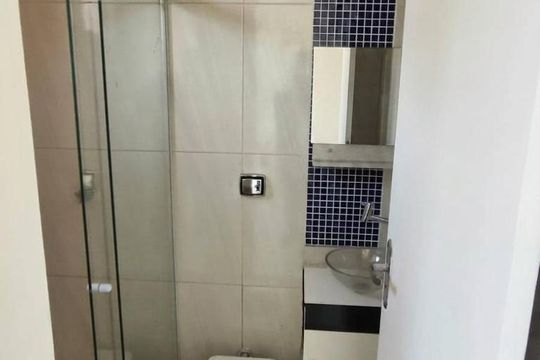 Banheiro de kitnet/studio para alugar com 1 quarto, 25m² em Ramos, Rio de Janeiro