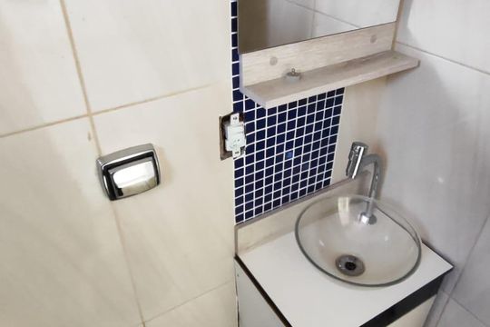 Banheiro de kitnet/studio para alugar com 1 quarto, 25m² em Ramos, Rio de Janeiro