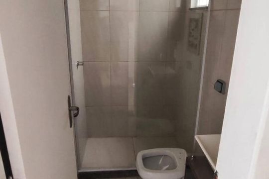 Banheiro de kitnet/studio para alugar com 1 quarto, 23m² em Ramos, Rio de Janeiro