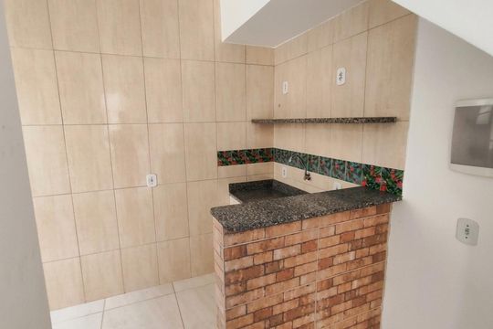 Cozinha de kitnet/studio para alugar com 1 quarto, 23m² em Ramos, Rio de Janeiro