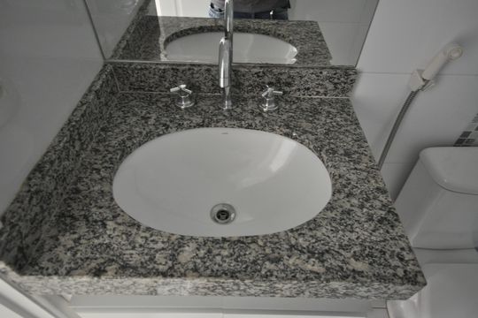 Banheiro de casa de condomínio à venda com 2 quartos, 60m² em Parque Vitoria, São Paulo
