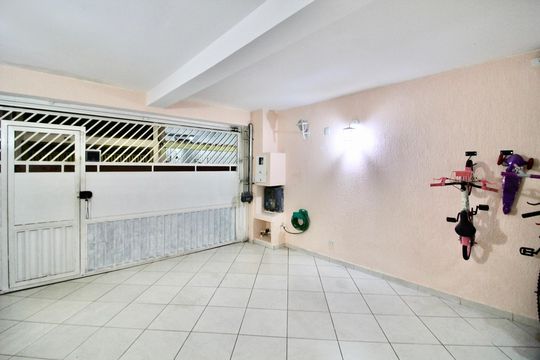 Garagem de casa para alugar com 3 quartos, 180m² em Conjunto Residencial José Bonifácio, São Paulo
