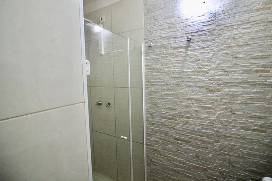 Banheiro da Suíte 1 de casa para alugar com 3 quartos, 180m² em Conjunto Residencial José Bonifácio, São Paulo