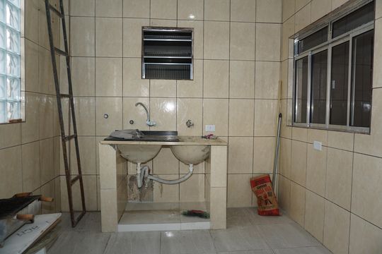 Lavanderia de casa para alugar com 1 quarto, 45m² em Jardim Sao Luiz, Embu das Artes