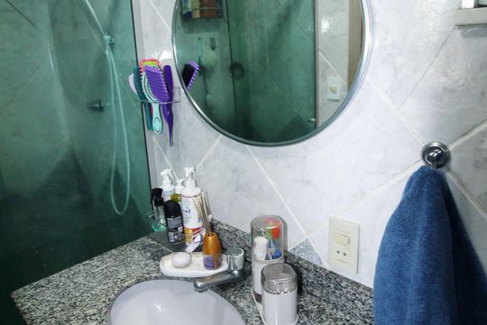 Banheiro de apartamento à venda com 2 quartos, 65m² em Brás de Pina, Rio de Janeiro