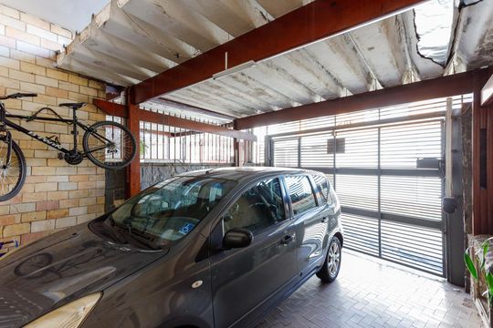 Garagem de casa à venda com 3 quartos, 103m² em Vila Paiva, São Paulo