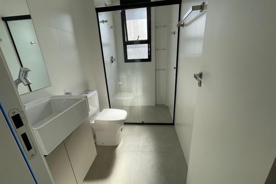 Banheiro de apartamento à venda com 1 quarto, 42m² em Vale do Sereno, Nova Lima