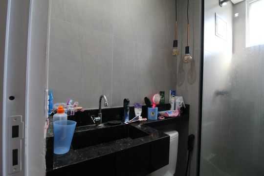 Banheiro de apartamento para alugar com 2 quartos, 50m² em Taquara, Rio de Janeiro