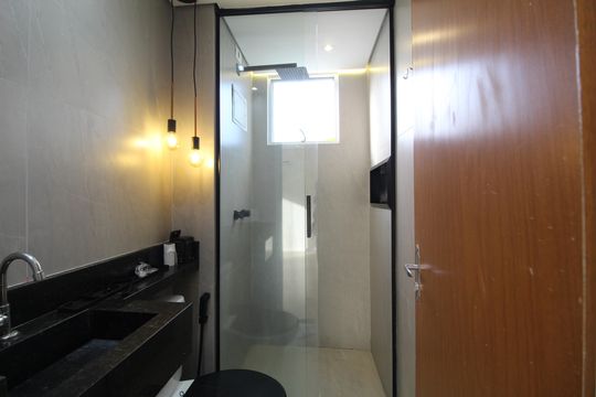 Banheiro de apartamento para alugar com 2 quartos, 50m² em Taquara, Rio de Janeiro