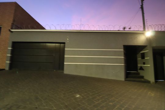 Fachada de casa para alugar com 3 quartos, 180m² em Cidade Jardim, Uberlândia