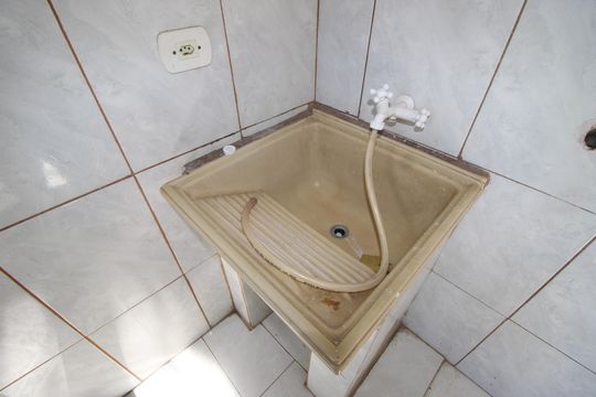 Cozinha e Área de Serviço de casa para alugar com 2 quartos, 60m² em Parque Santa Rita, São Paulo