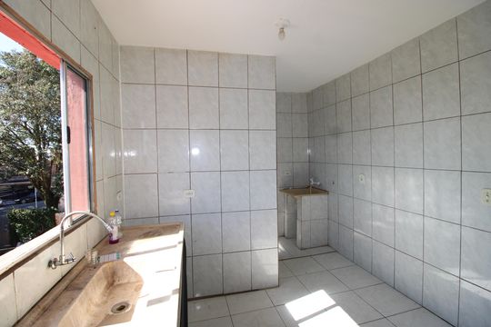 Cozinha e Área de Serviço de casa para alugar com 2 quartos, 60m² em Parque Santa Rita, São Paulo