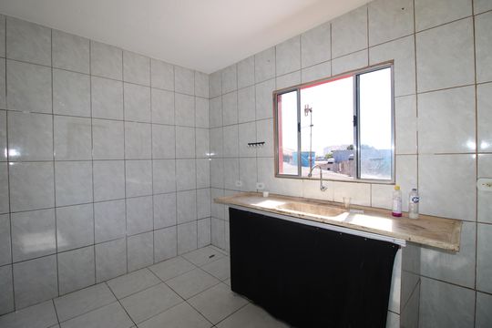Cozinha e Área de Serviço de casa para alugar com 2 quartos, 60m² em Parque Santa Rita, São Paulo
