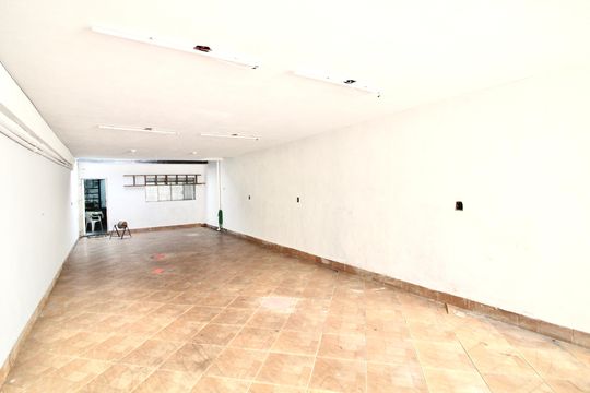 Garagem de casa para alugar com 3 quartos, 350m² em Conjunto Residencial José Bonifácio, São Paulo