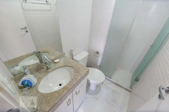 Banheiro de apartamento para alugar com 2 quartos, 70m² em Recreio dos Bandeirantes, Rio de Janeiro