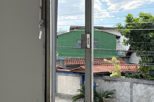Falta vidro de casa para alugar com 3 quartos, 80m² em Tanque, Rio de Janeiro
