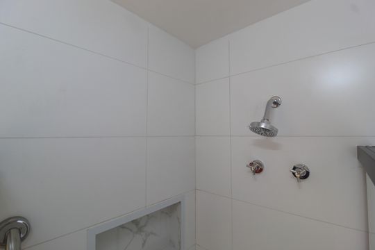 Banheiro de kitnet/studio para alugar com 1 quarto, 25m² em Indianópolis, São Paulo