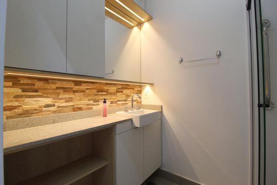 Banheiro de kitnet/studio para alugar com 1 quarto, 25m² em Indianópolis, São Paulo