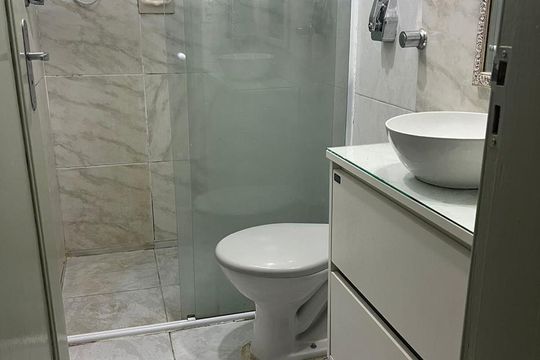 Banheiro de apartamento para alugar com 2 quartos, 56m² em Menino Deus, Porto Alegre