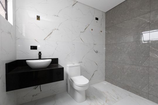 Banheiro da Suíte 1 de casa de condomínio à venda com 3 quartos, 212m² em Umbará, Curitiba